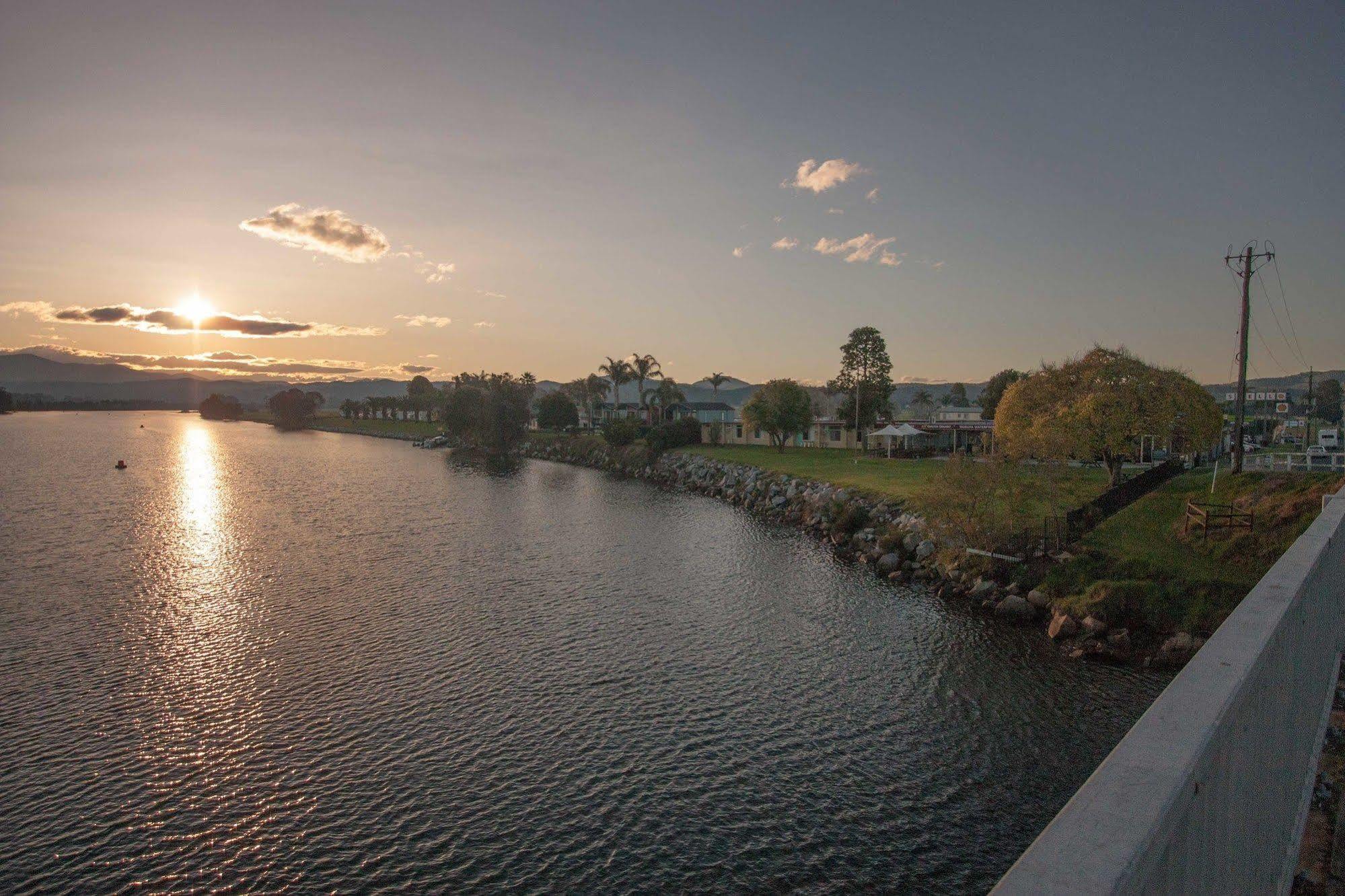 Moruya Waterfront Hotel Motel エクステリア 写真